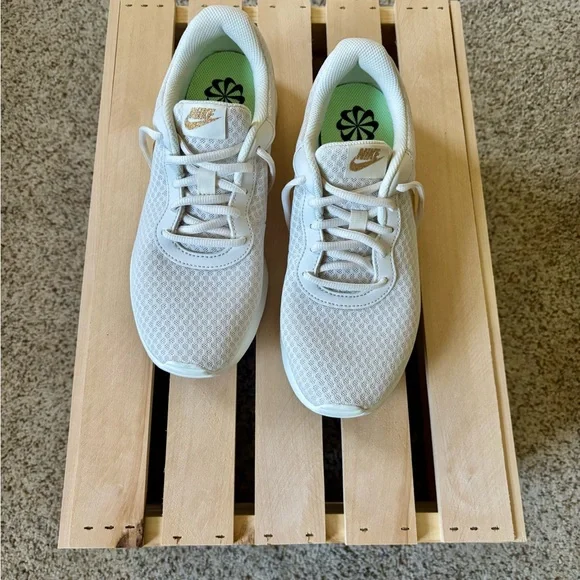 Nike women’s Tanjun running athletic shoe - Picture 2 of 4